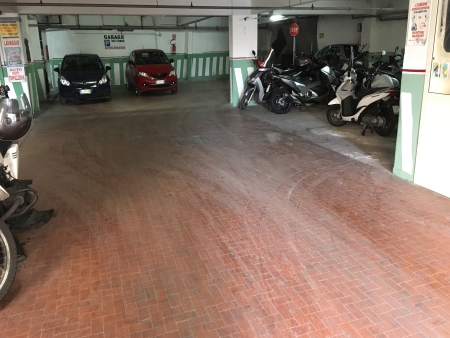 interno parcheggio garage del corso
